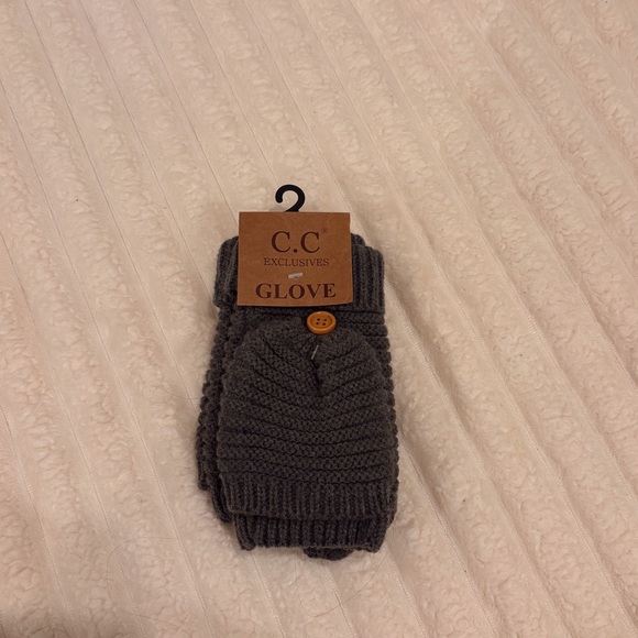 NWT C.C gray knitted gloves - Picture 2 of 2